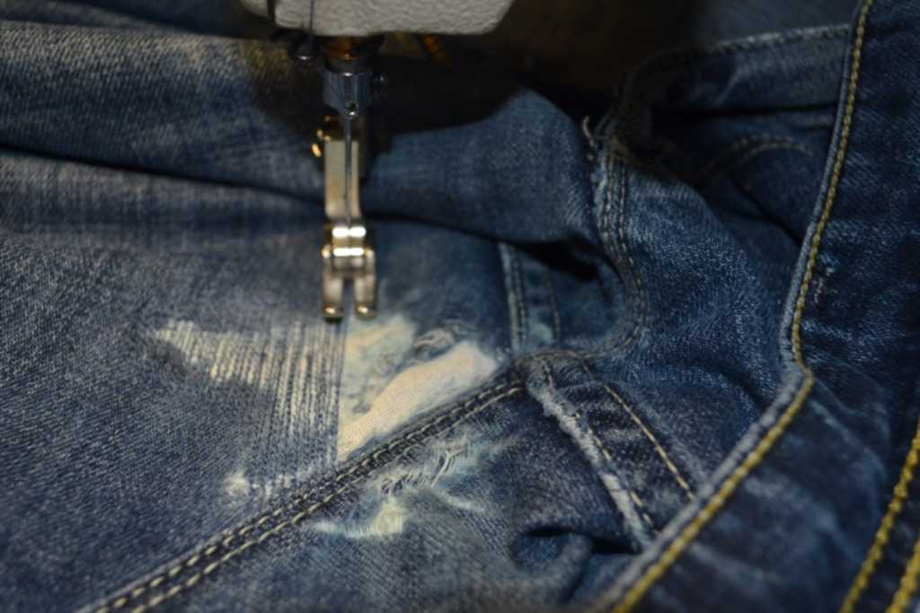 Как зашить штаны между ног – причины порчи брюк и методы ремонта